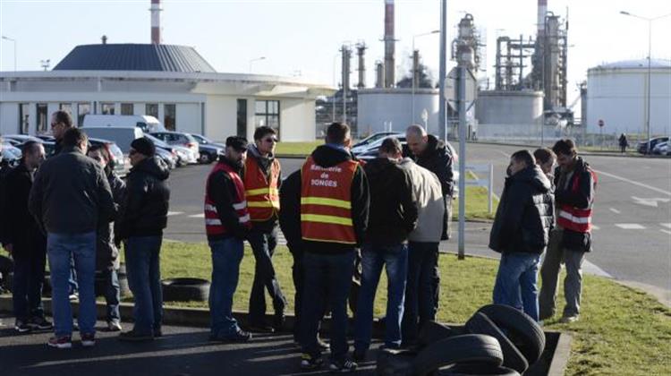 Γαλλία: Συμβολικός Αποκλεισμός Πετρελαϊκών Εγκαταστάσεων από τα Συνδικάτα